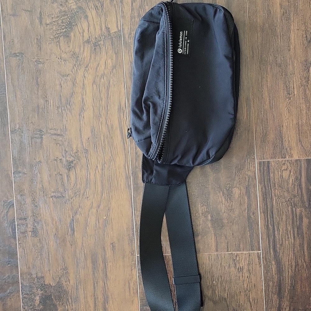 Lululemon clean lines belt bag